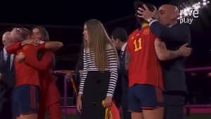 Coupe du monde féminine: polémique, le président de la fédération embrasse une joueuse sur la bouche