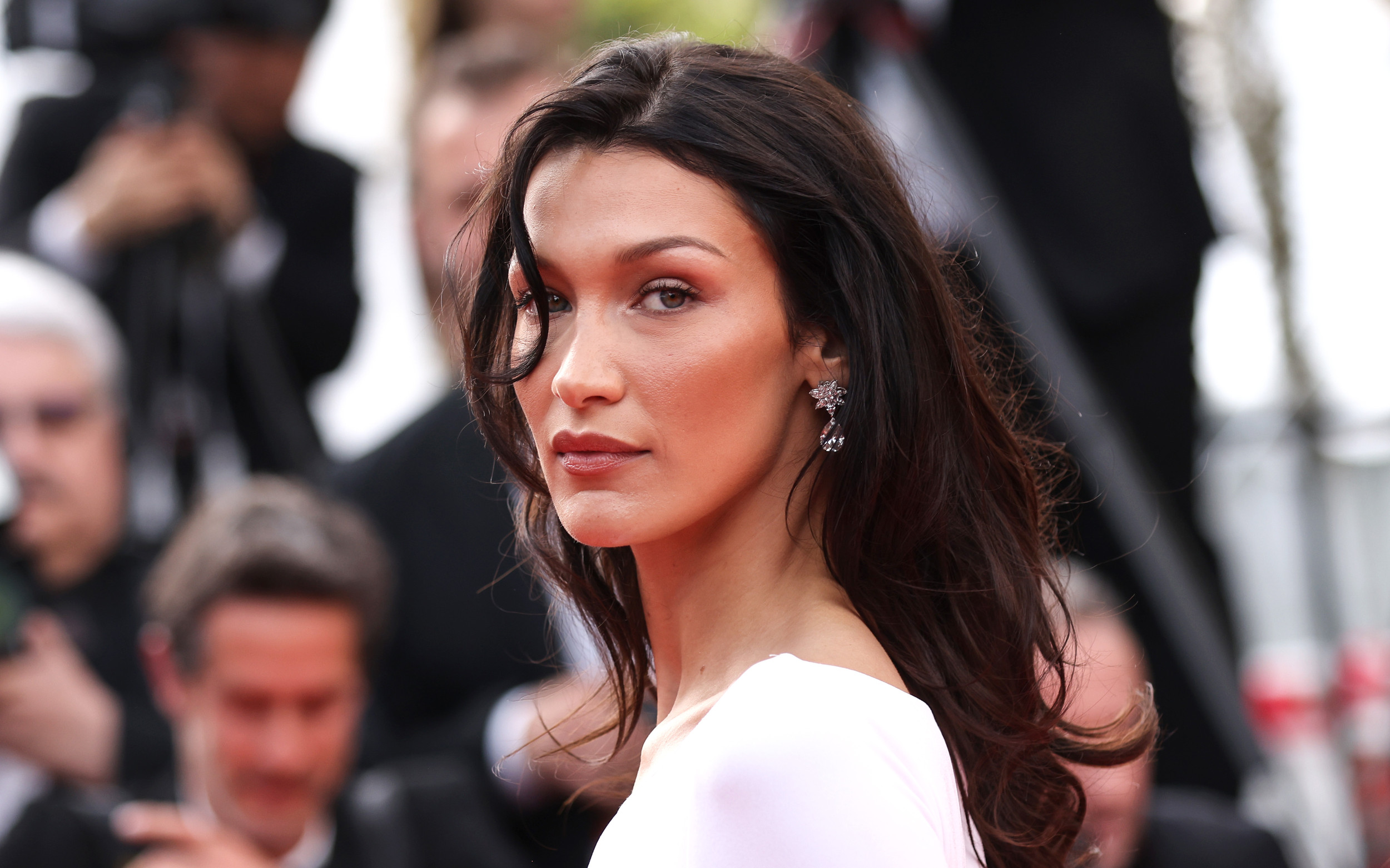 Bella Hadid fait des rares confidences sur son combat contre la maladie de Lyme