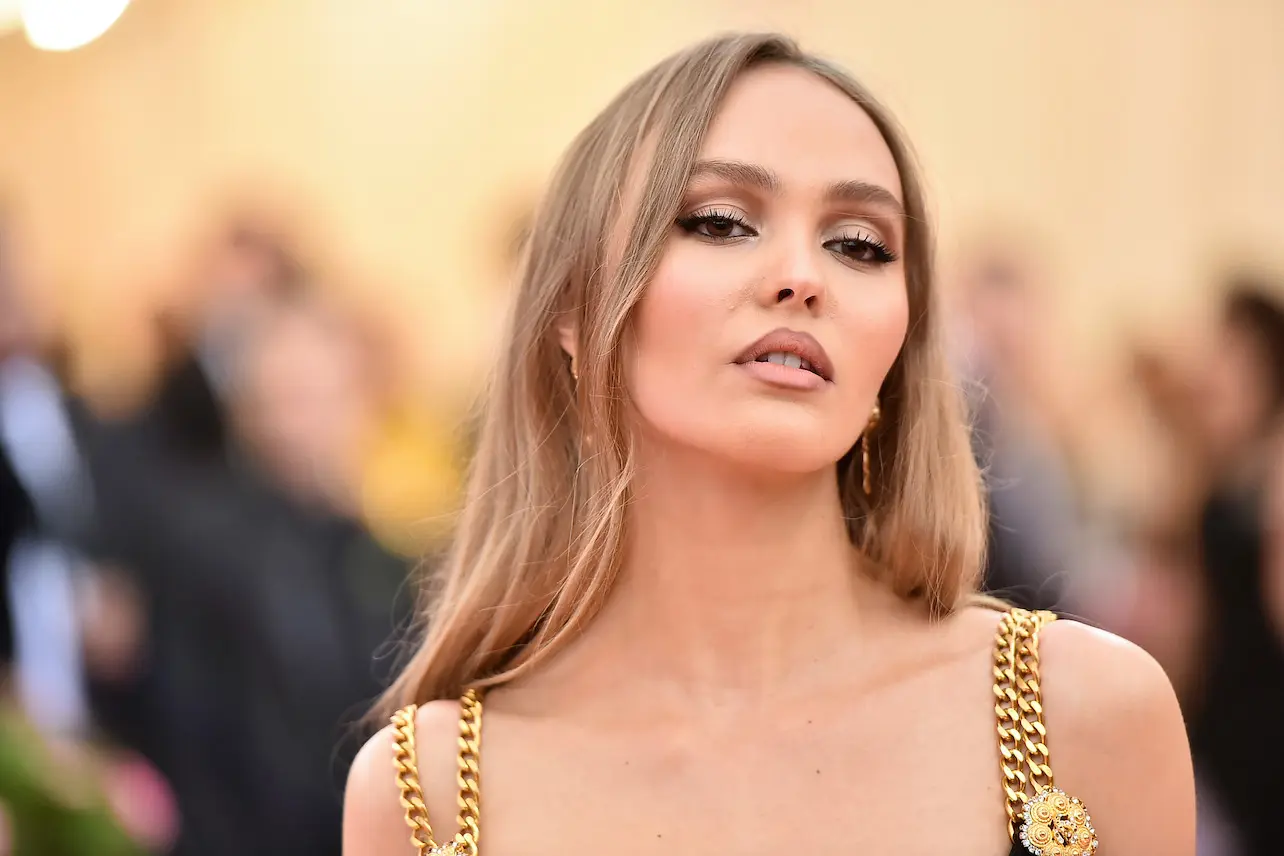 Lily-Rose Depp vêtue d’un top transparent : sa tenue sexy pour une sortie avec sa chérie