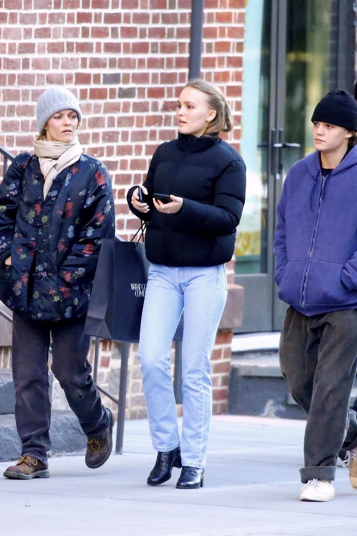 Vanessa Paradis : sa fille Lily-Rose Depp lui ressemble tant De  véritables sosies réunis au défilé