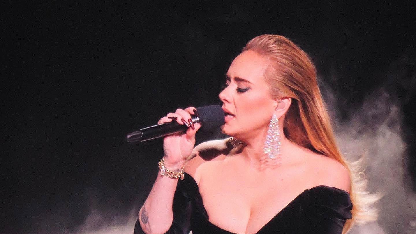 Adele en plein concert : son hommage émouvant à Matthew Perry