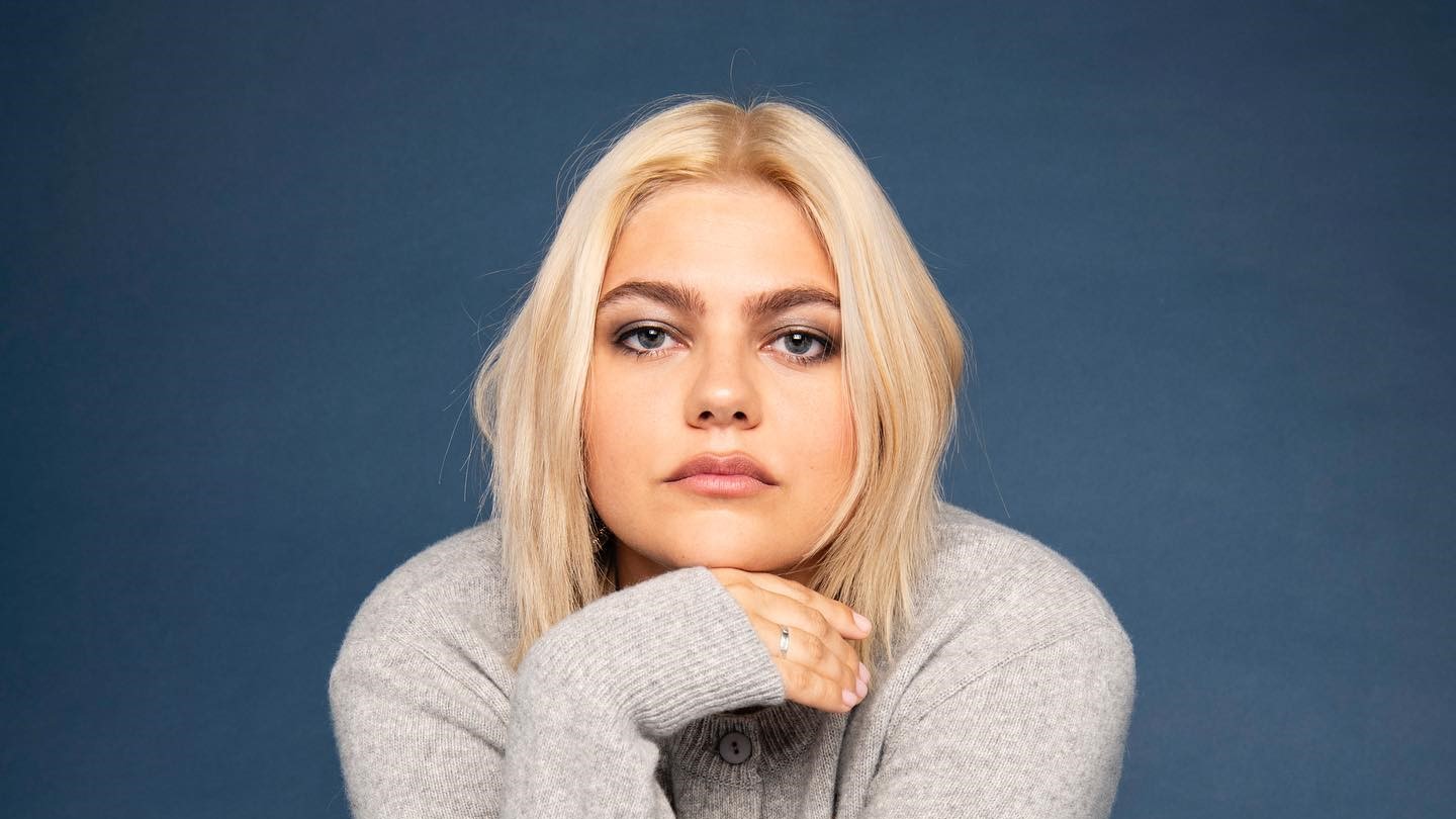 Louane : ses confidences sur ses troubles alimentaires &quot;c'est énormément à cause d'eux&quot;