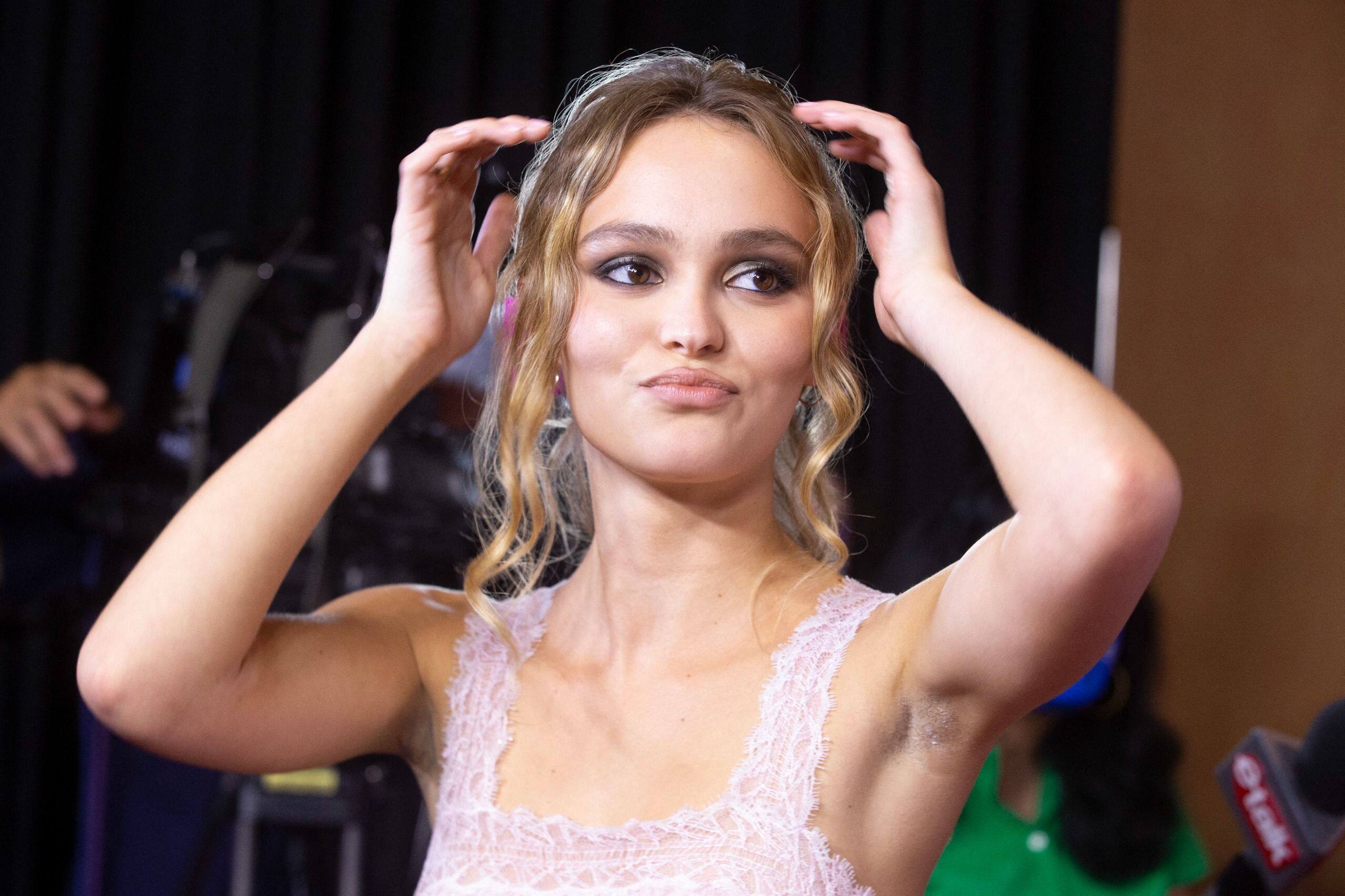 Lily-Rose Depp : haut transparent et petite culotte… Ses clichés très sexy divisent la Toile