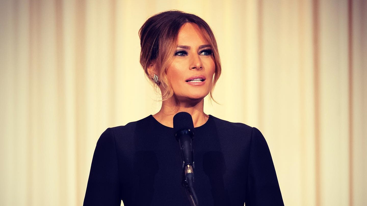 Melania Trump suscite l’indignation aux funérailles d’une First Lady : sa tenue fait scandale