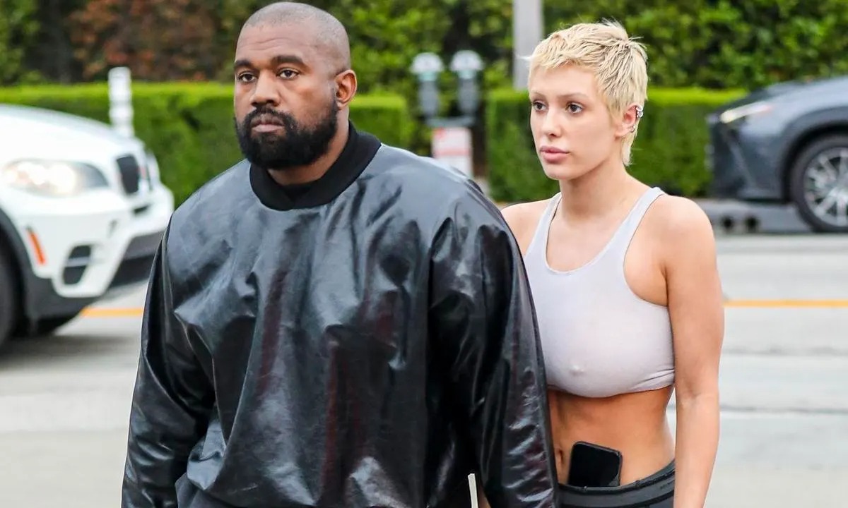 Kanye West : face à une question déplacée sur son couple, il arrache le téléphone d'une paparazzi