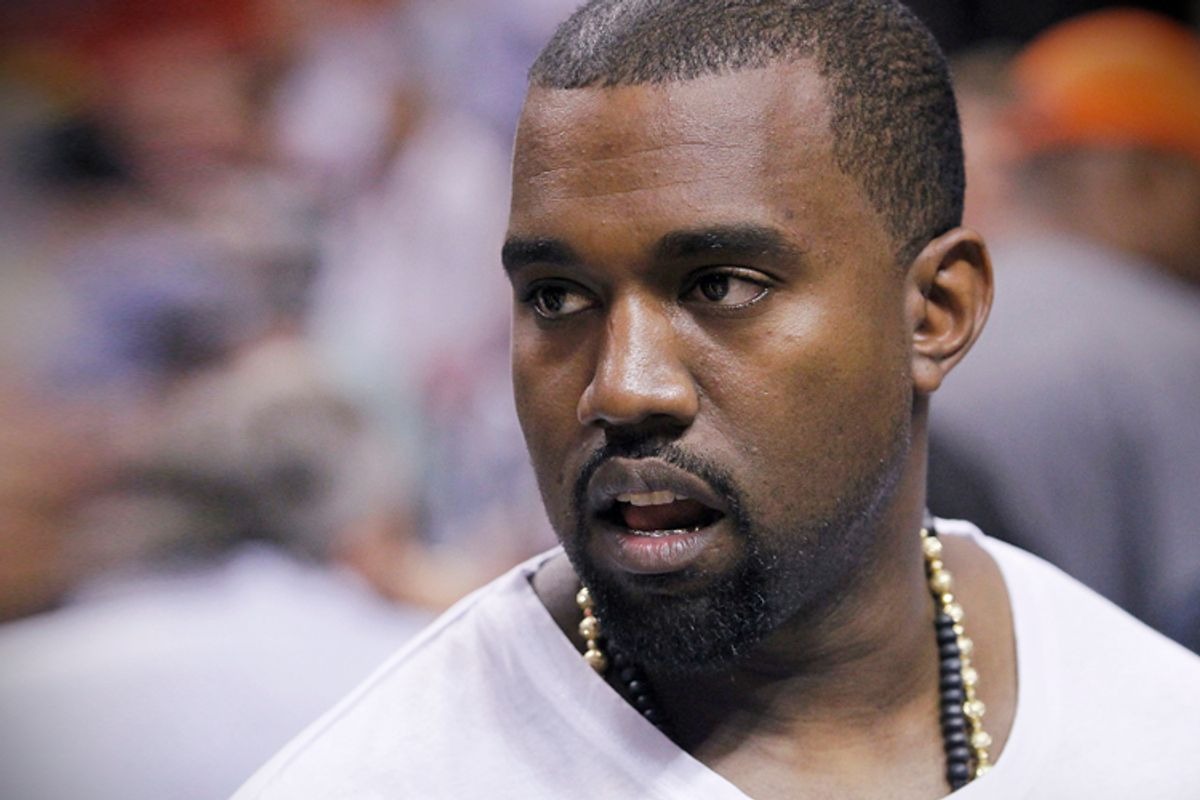 Kanye West : face à une question déplacée sur son couple, il arrache le téléphone d'une paparazzi