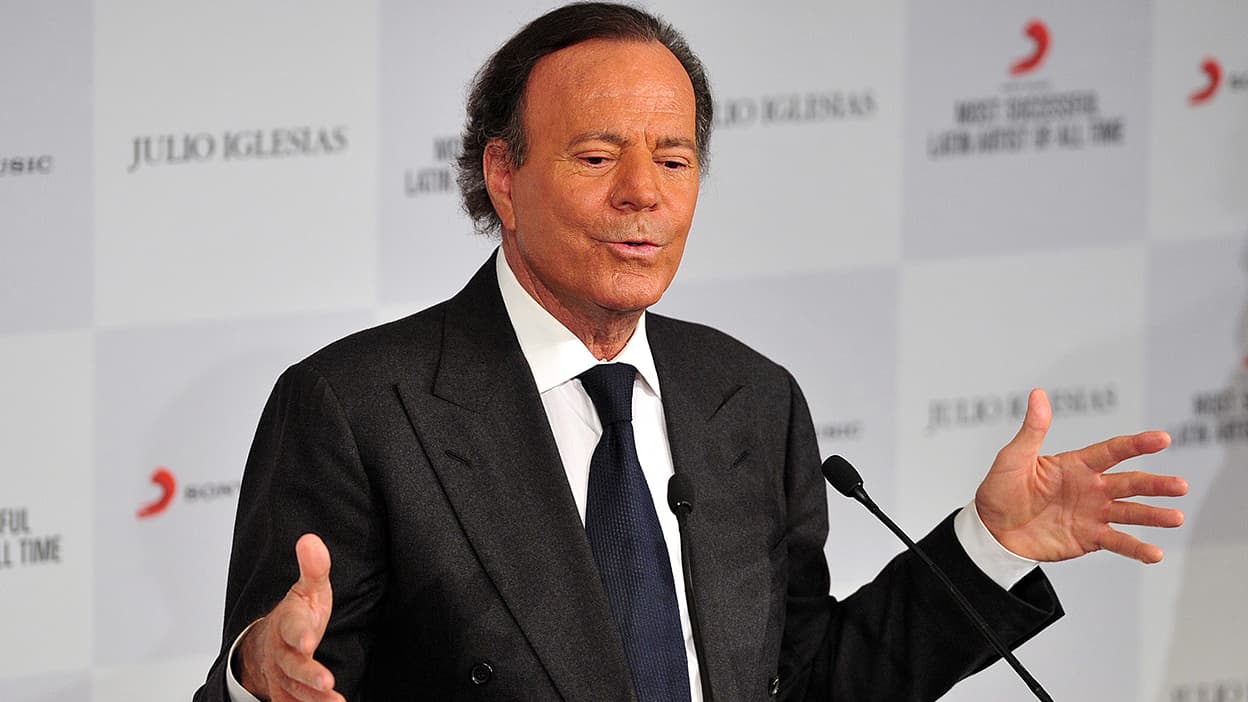 Julio Iglesias arrêté à l’aéroport... à cause du contenu de ses valises !