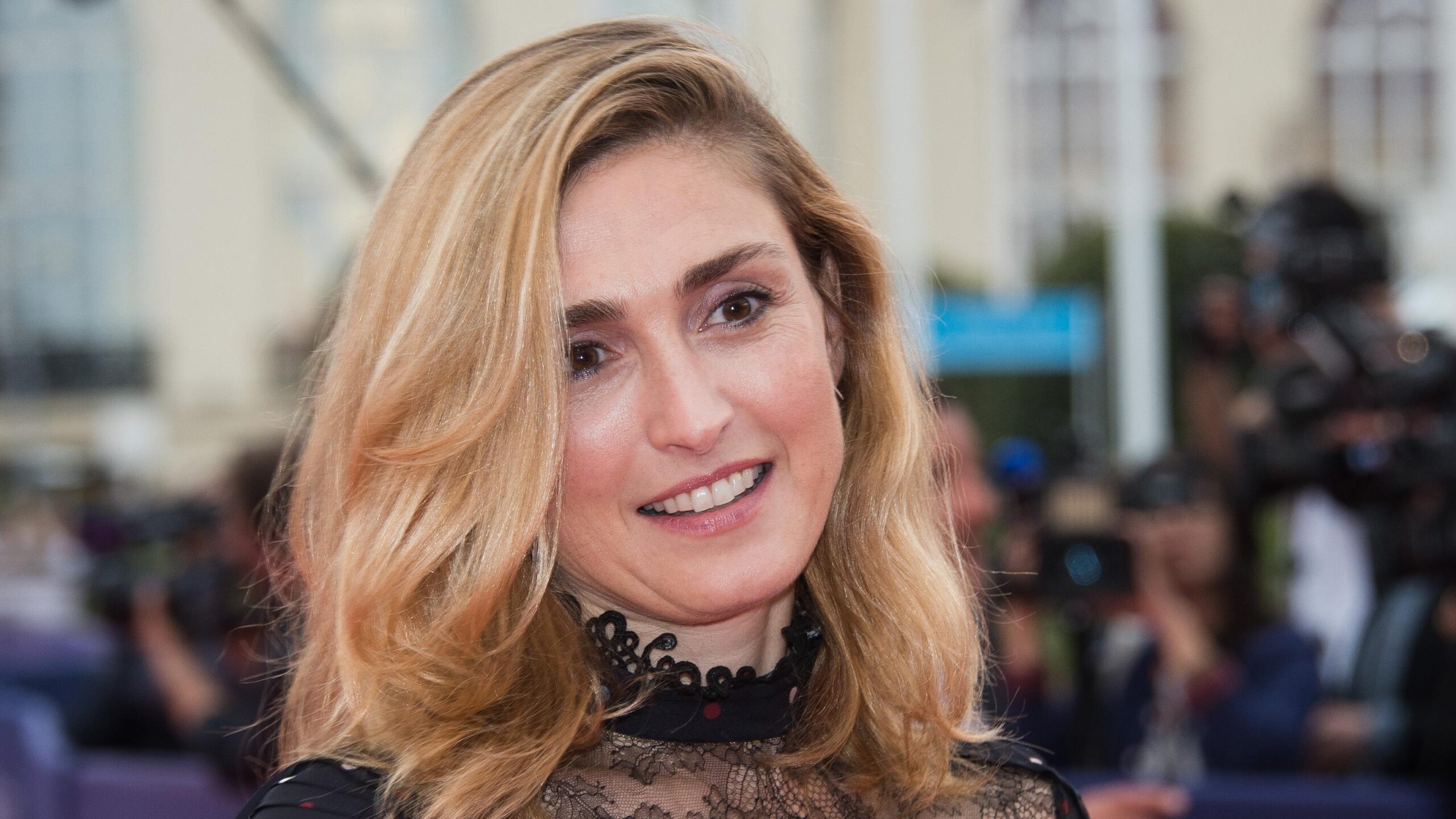 Julie Gayet s’exprime en toute franchise sur l’affaire Gérard Depardieu : "Ce qui me gêne…"