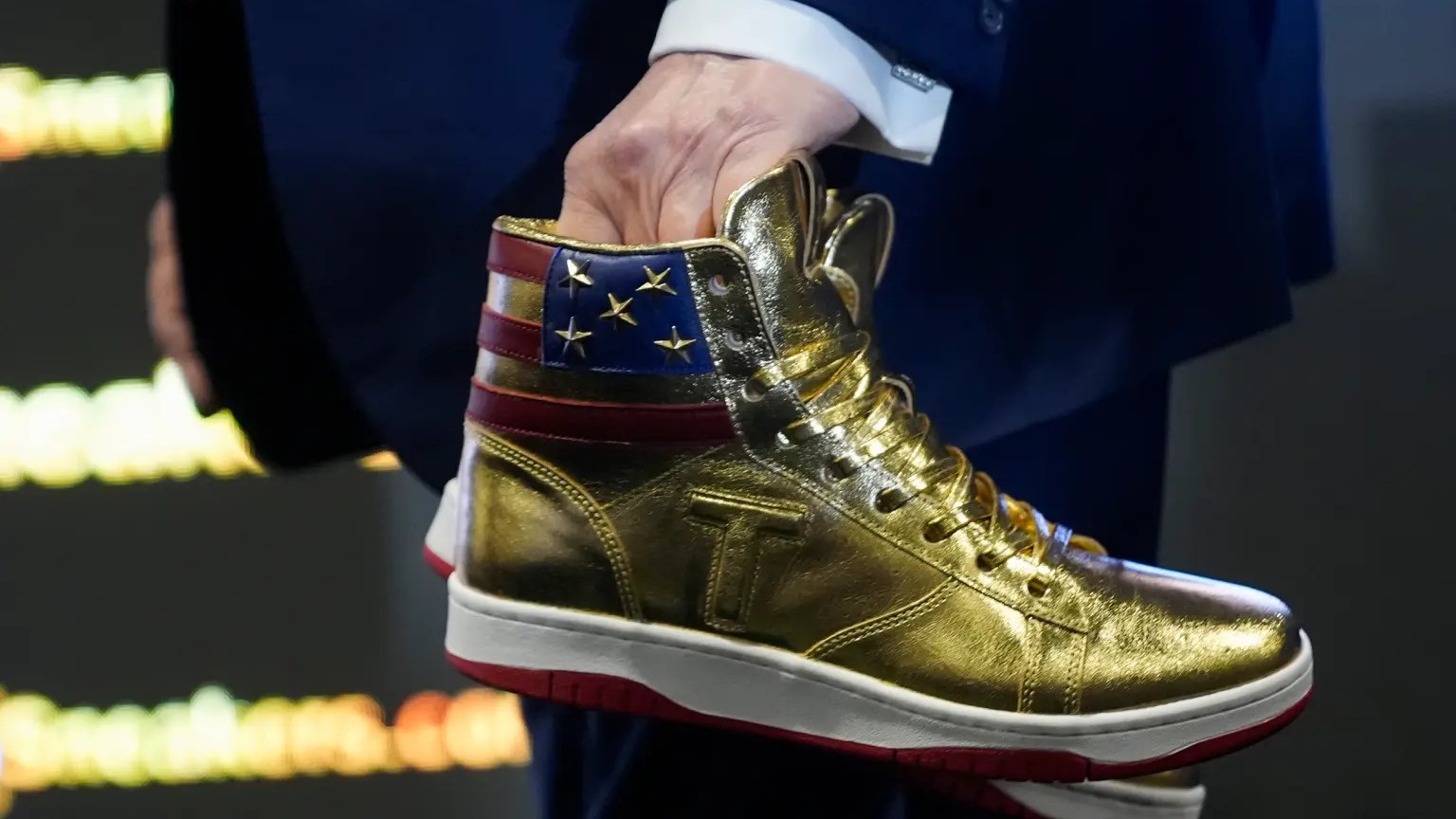 Donald Trump lance sa marque de baskets en or... les ventes sont surprenantes !
