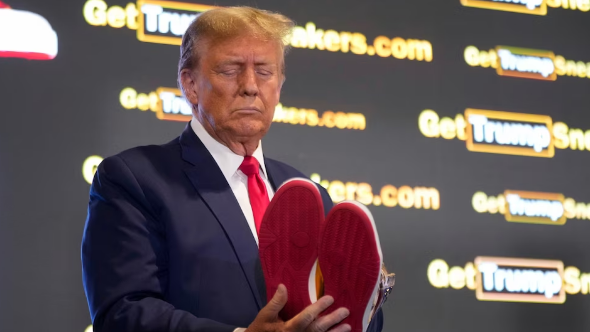 Donald Trump lance sa marque de baskets en or... les ventes sont surprenantes !