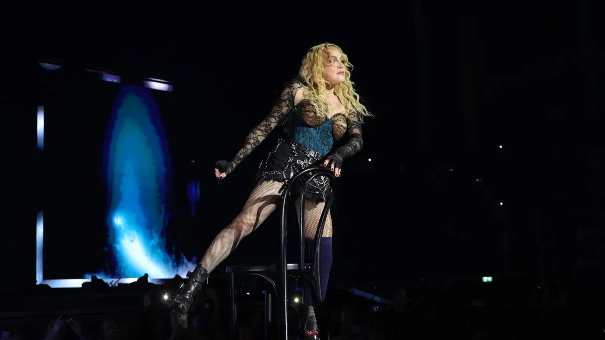 Madonna victime d'une grosse chute en plein concert...