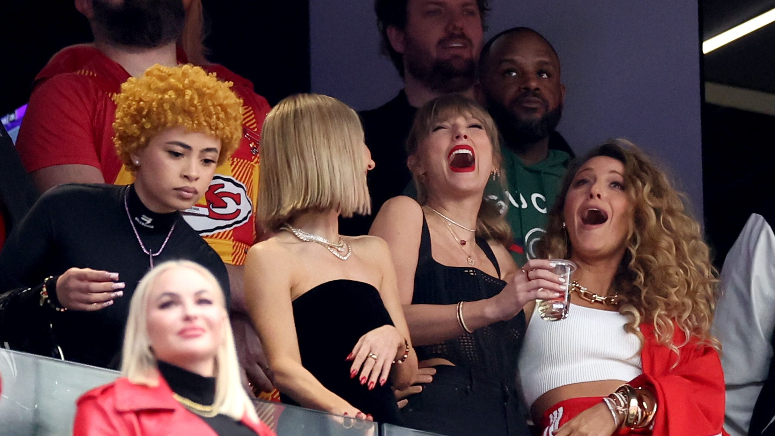 Super Bowl : Blake Lively s’éclate avec Taylor Swift ! Ryan Reynolds partage un message hilarant