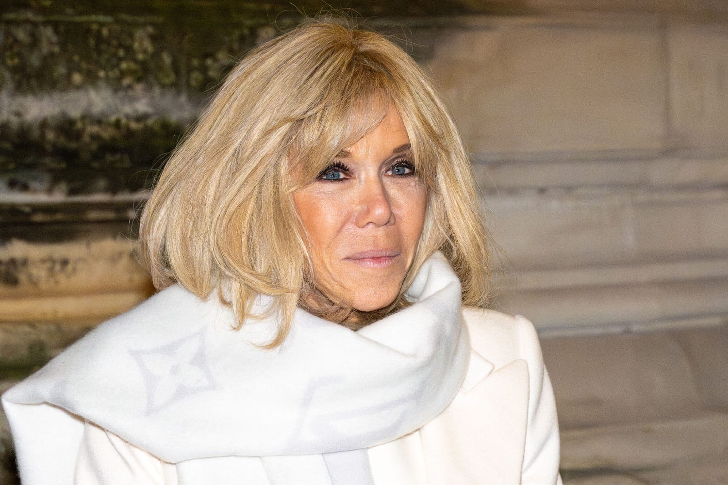 Brigitte Macron face aux rumeurs : pourquoi la Première dame garde le silence