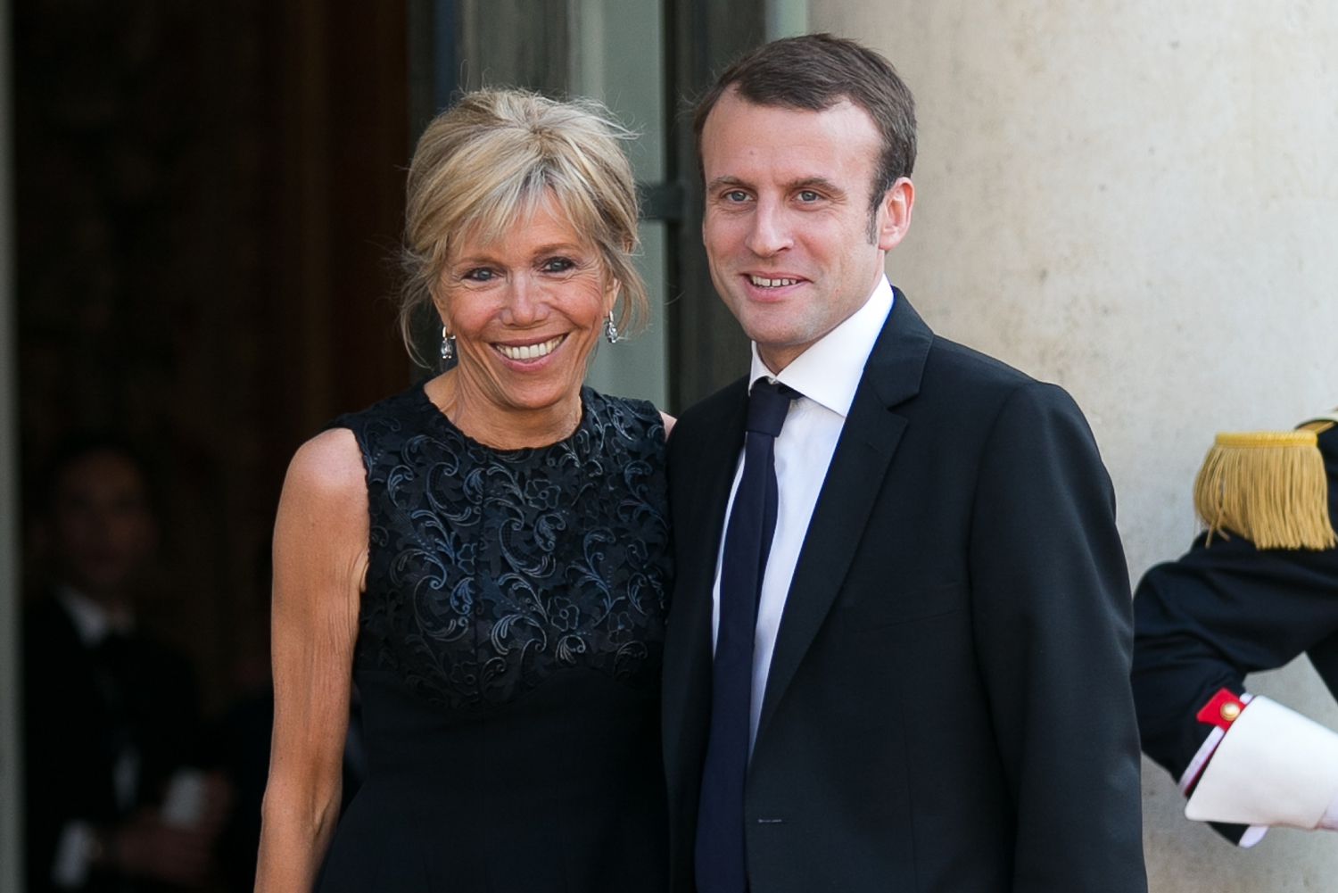 "Du caramel dans la tête" : Emmanuel Macron réagit aux rumeur de transexualité de Brigitte Macron