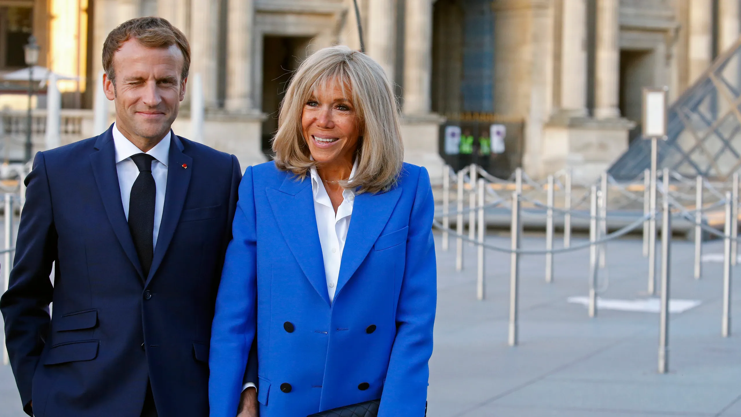 &quot;Du caramel dans la tête&quot; : Emmanuel Macron réagit aux rumeur de transexualité de Brigitte Macron