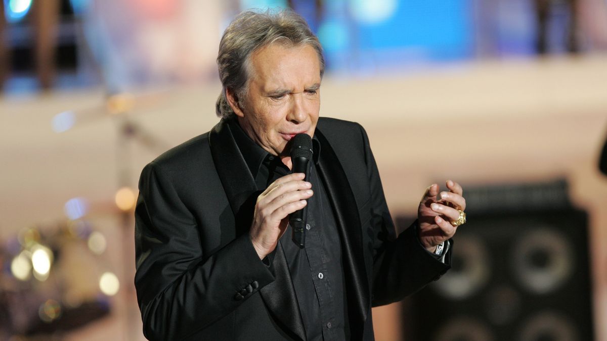 Michel Sardou crée la polémique en plein concert... Le chanteur dézingué dans TPMP