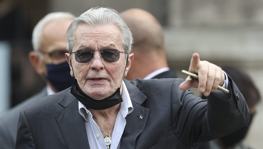 Alain Delon : la fille de son fils illégitime réclame des tests ADN pour prouver sa filiation