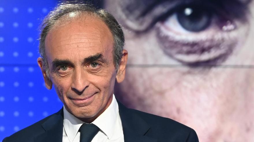 Éric Zemmour : victime de jets d’œufs, le leader du parti Reconquête lève la main sur une femme