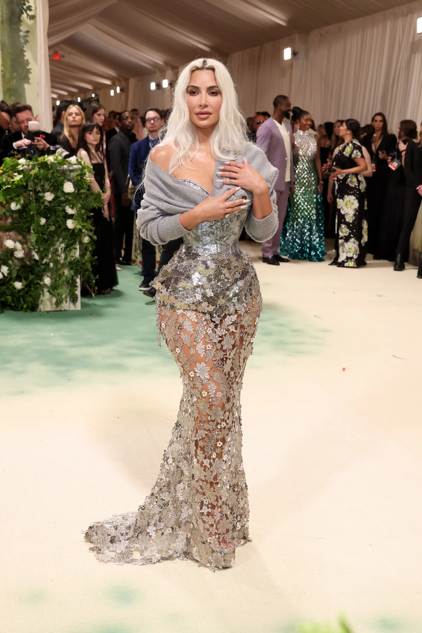 Kim Kardashian : les internautes déconcertés par sa tenue au MET Gala "Elle a l’air de souffrir"