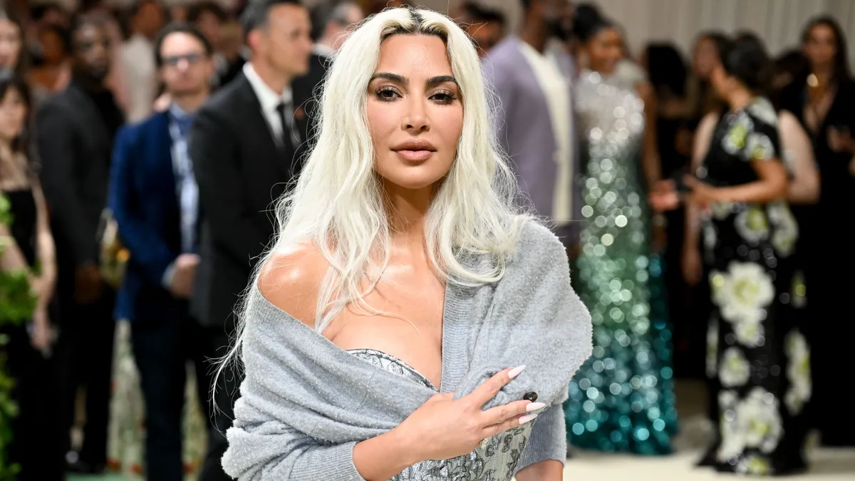 Kim Kardashian : les internautes déconcertés par sa tenue au MET Gala "Elle a l’air de souffrir"