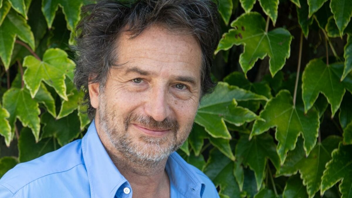 Édouard Baer visé par des accusations d’agressions sexuelles : son entourage brise le silence