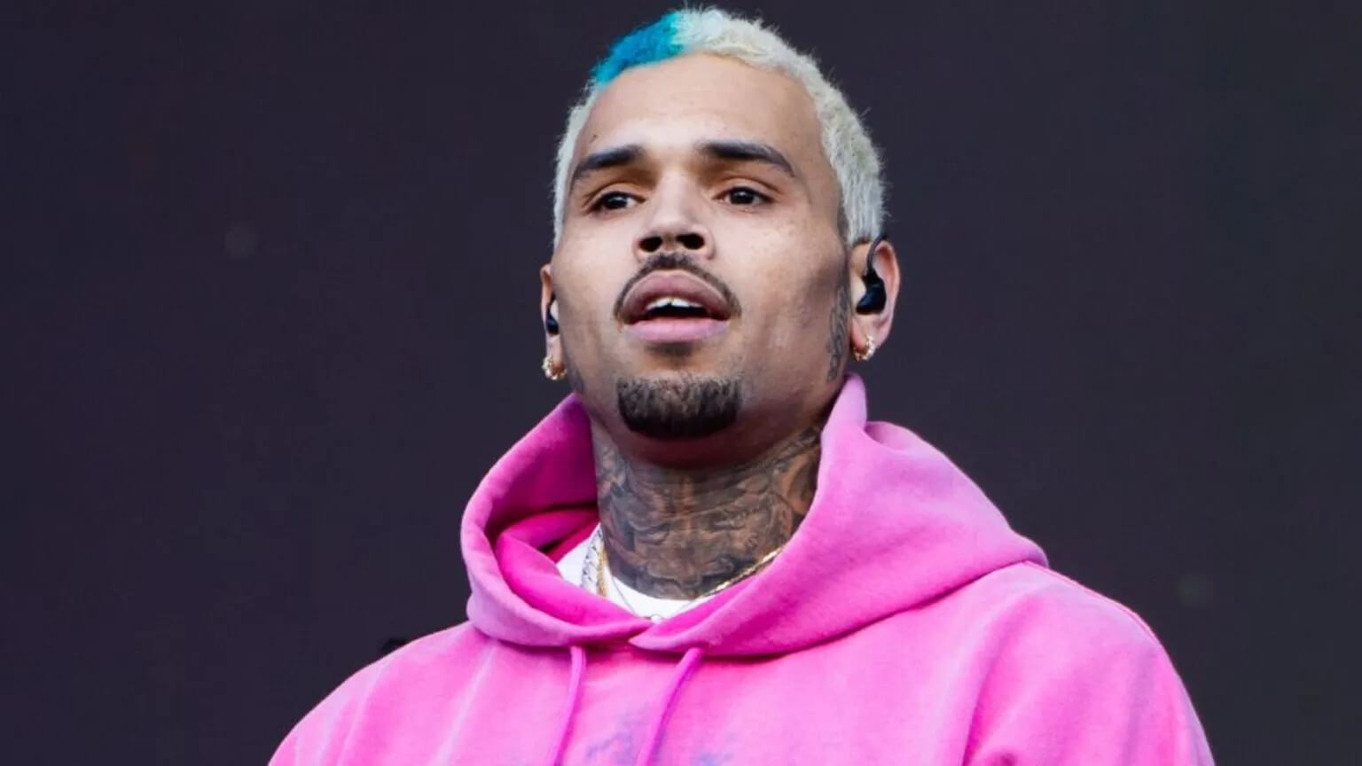 Chris Brown arrêté et inculpé pour coups et blessures au Royaume-Uni : que s’est-il passé ?