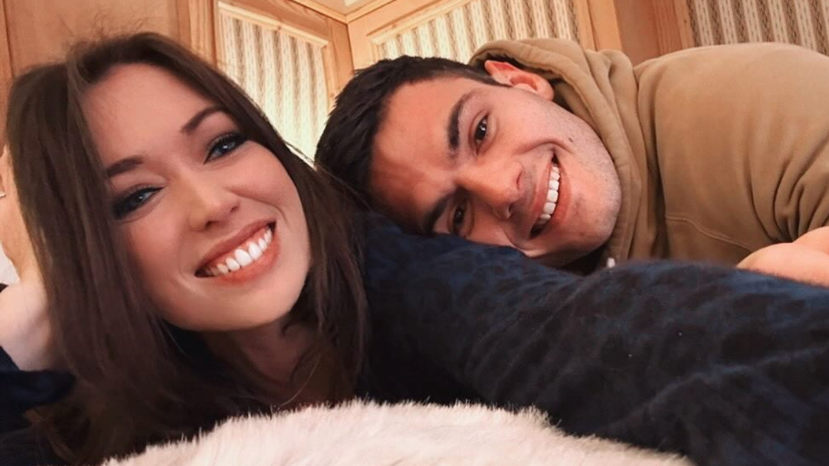 Elsa Esnoult enceinte : elle prend la pose avec son compagnon et dévoile son baby bump