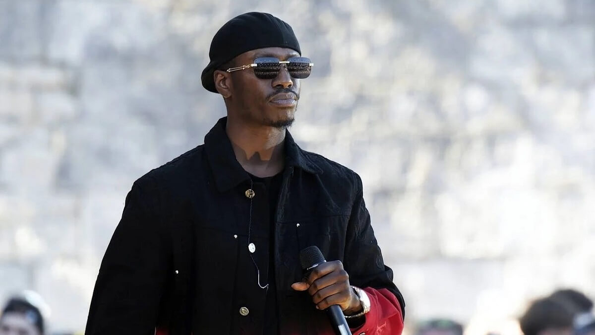 Mort du rappeur Werenoi : une foule de fans émus s’est rassemblée pour l’inhumation