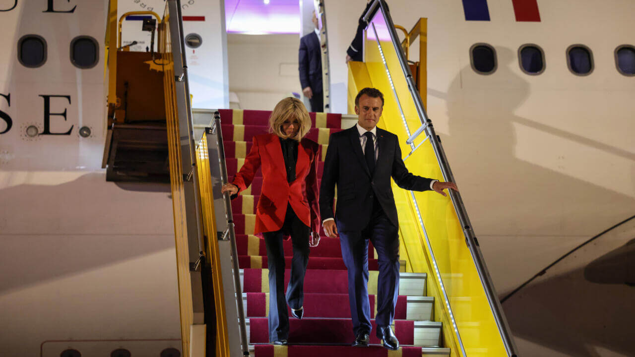 &quot;Dégage, espèce de…&quot; : Emmanuel Macron giflé par Brigitte Macron ? Ces mots qui auraient été prononcés selon un expert…