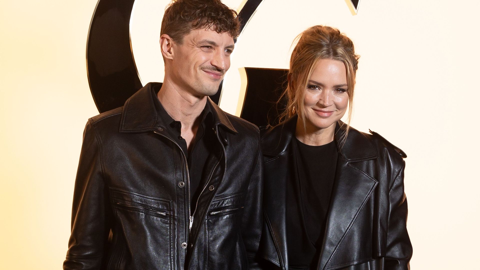 Niels Schneider sur son coup de foudre pour Virginie Efira : &quot;L'équipe pensait qu'on se détestait&quot;