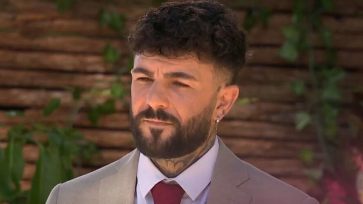 Anthony livre un secret sur le contrat dans Mariés au premier regard