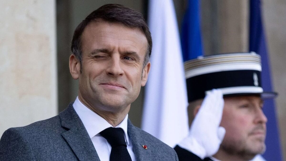 Emmanuel Macron boit cul sec aux côtés des joueurs du Stade Toulousain, les internautes s’indignent