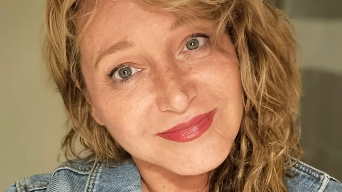 Julie Ferrier sans enfant à 53 ans, l’actrice se confie : &quot;J’ai fait huit fausses couches&quot;
