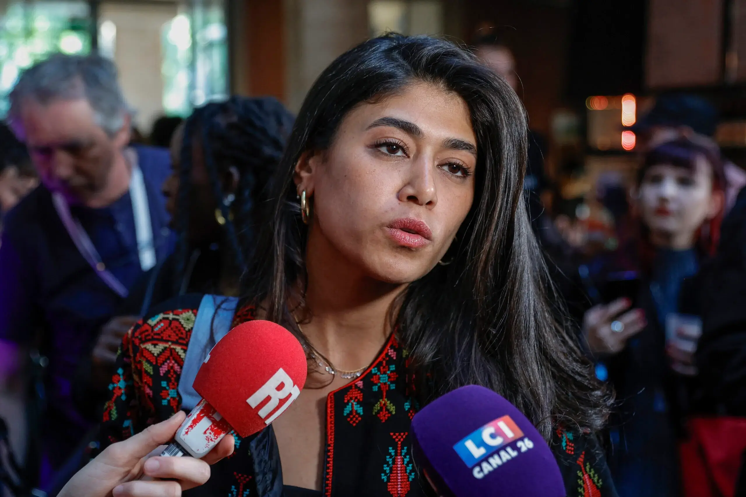 Rima Hassan répond aux critiques sur sa mission humanitaire à Gaza : "On n’est pas en train de se la couler douce"