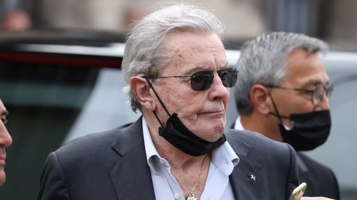 Alain Delon : un hommage organisé pour l’anniversaire de sa mort alors que les tensions persistent
