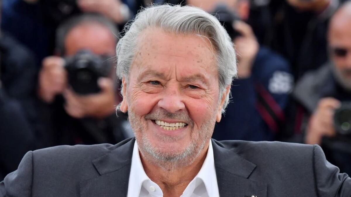 Alain Delon : un hommage organisé pour l’anniversaire de sa mort alors que les tensions persistent