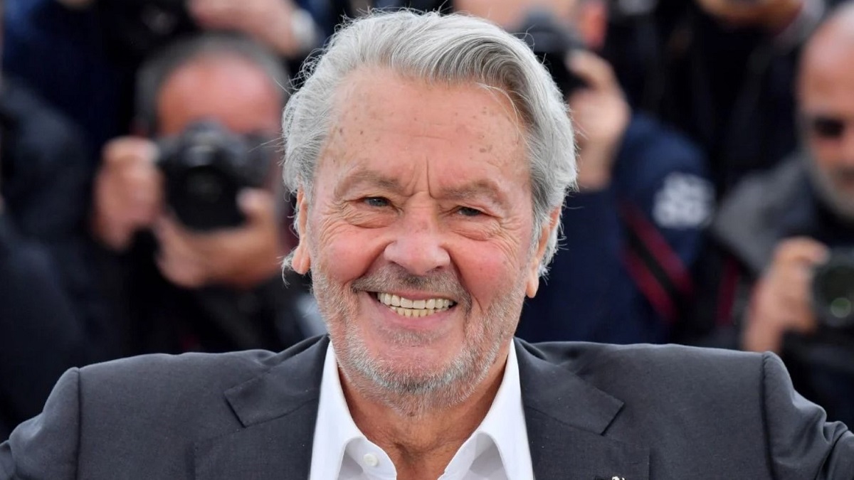 Alain Delon : un hommage organisé pour l’anniversaire de sa mort alors que les tensions persistent