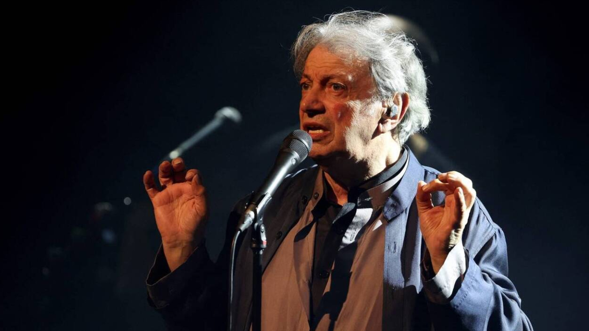 Hervé Vilard : son comportement lors d’un concert a indigné la foule venue l’applaudir
