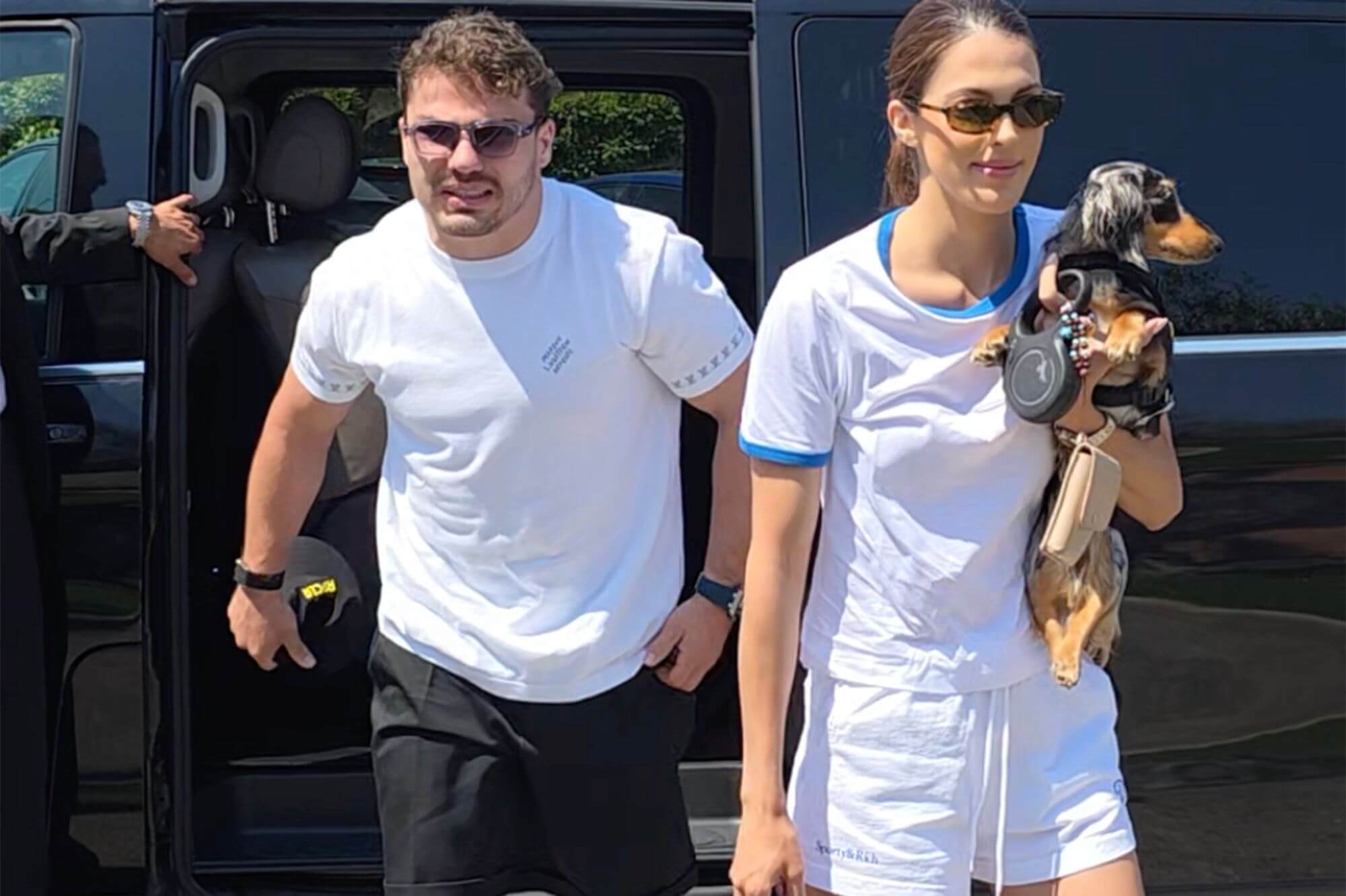 Iris Mittenaere et Antoine Dupont : moments discrets &quot;en famille&quot; au bord de la Méditerranée
