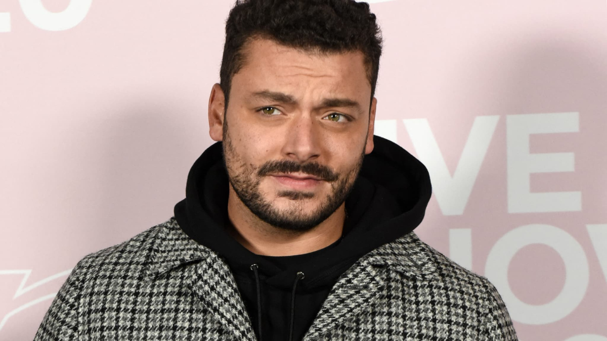 Kev Adams dévoile le gigantesque cadeau qu'il avait fait à Iris Mittenaere : &quot;Il devait faire 2m&quot;