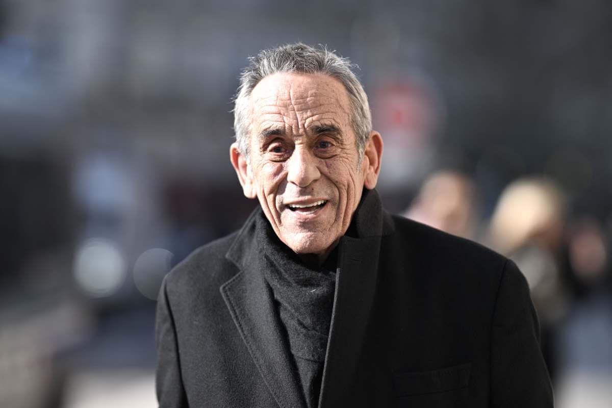 Thierry Ardisson inhumé en toute discrétion : ce geste d’Emmanuel et Brigitte Macron