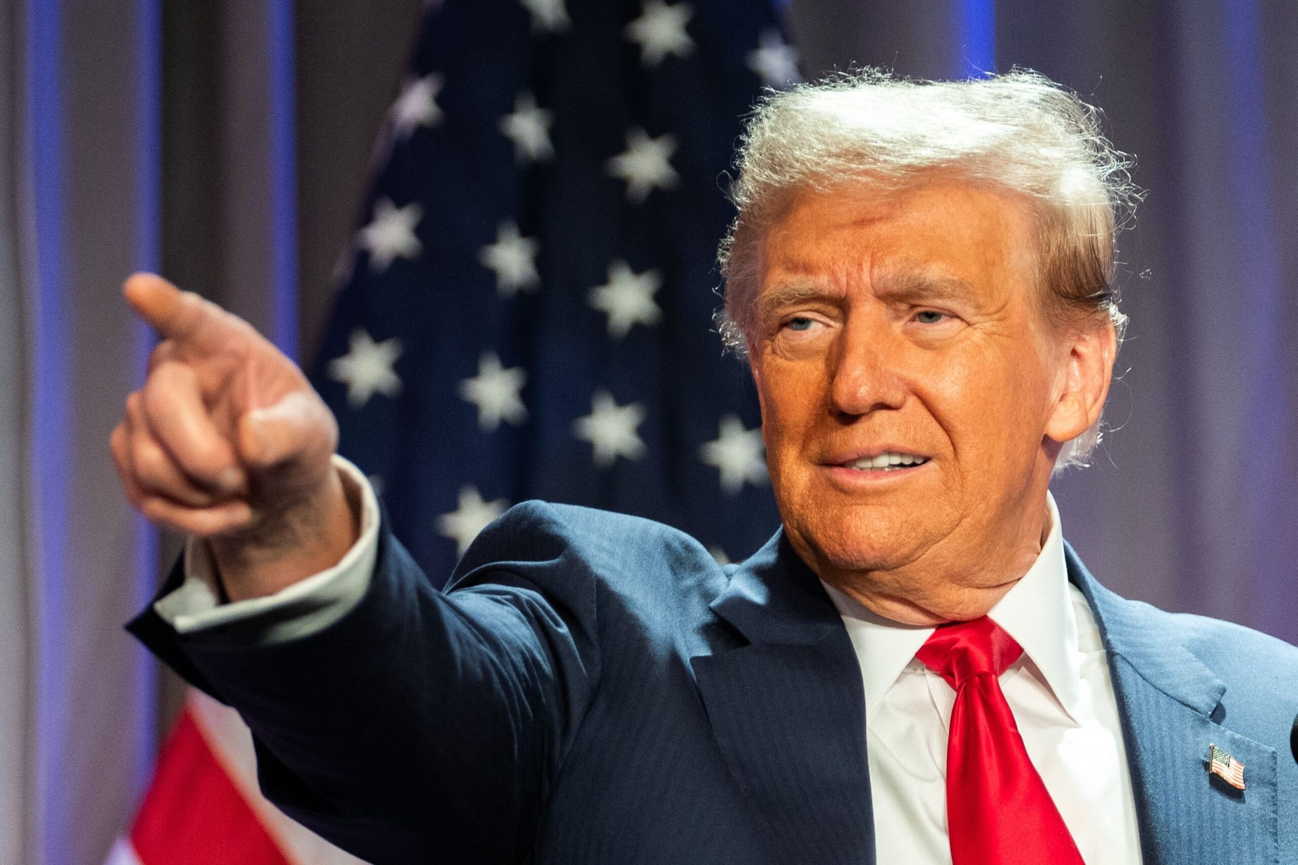 Donald Trump face à des soucis de santé ? Sa main recouverte de fond de teint fait parler !