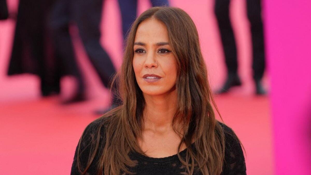 Alice Belaïdi prête à céder la moitié de son salaire pour les migrants : l’actrice sous le feu des critiques