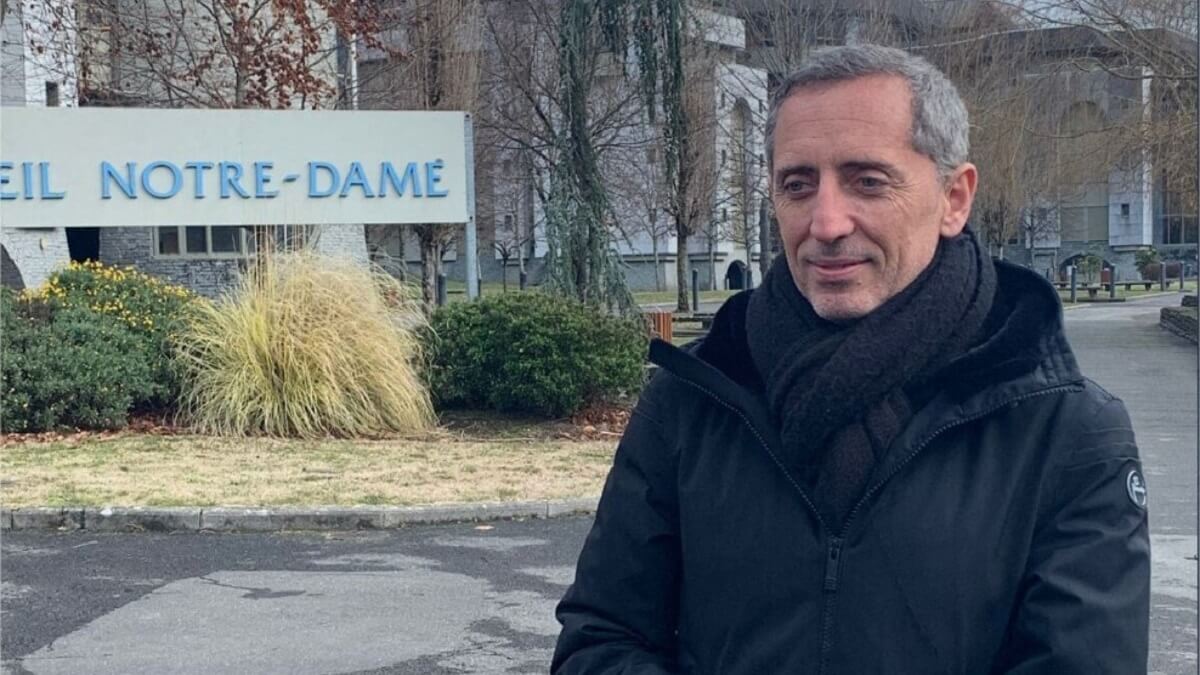Gad Elmaleh en pèlerinage à Lourdes, un séjour riche en expériences pour l’humoriste