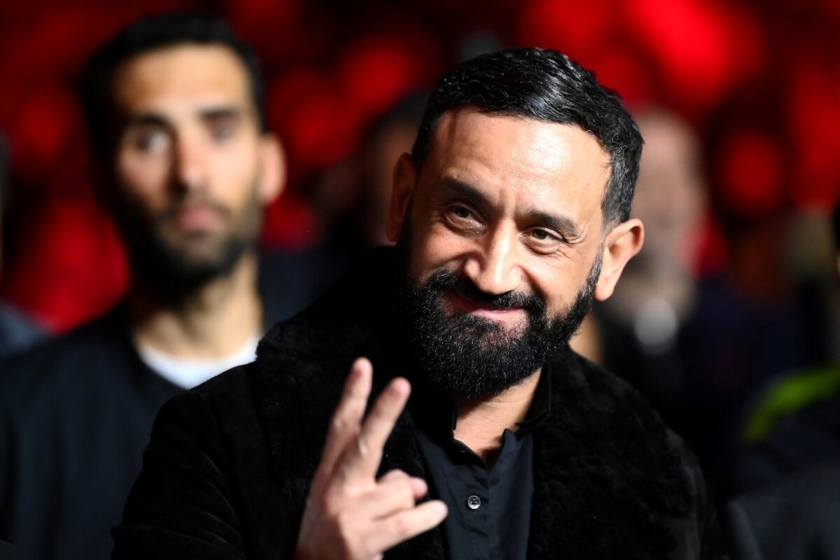 Tout beau, tout fun : Cyril Hanouna montre le plateau de sa nouvelle émission radio