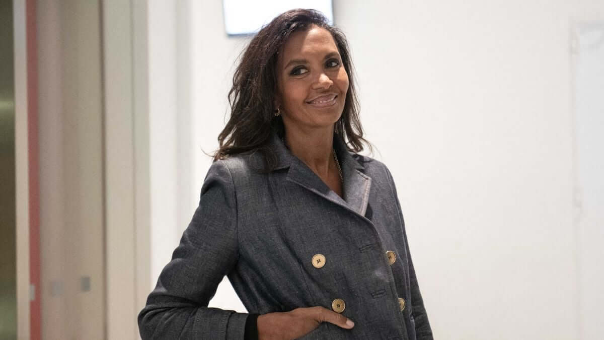 L’amour est dans le pré : Karine Le Marchand sous le charme d’un inconnu en plein tournage &quot;Il est pas mal !&quot;