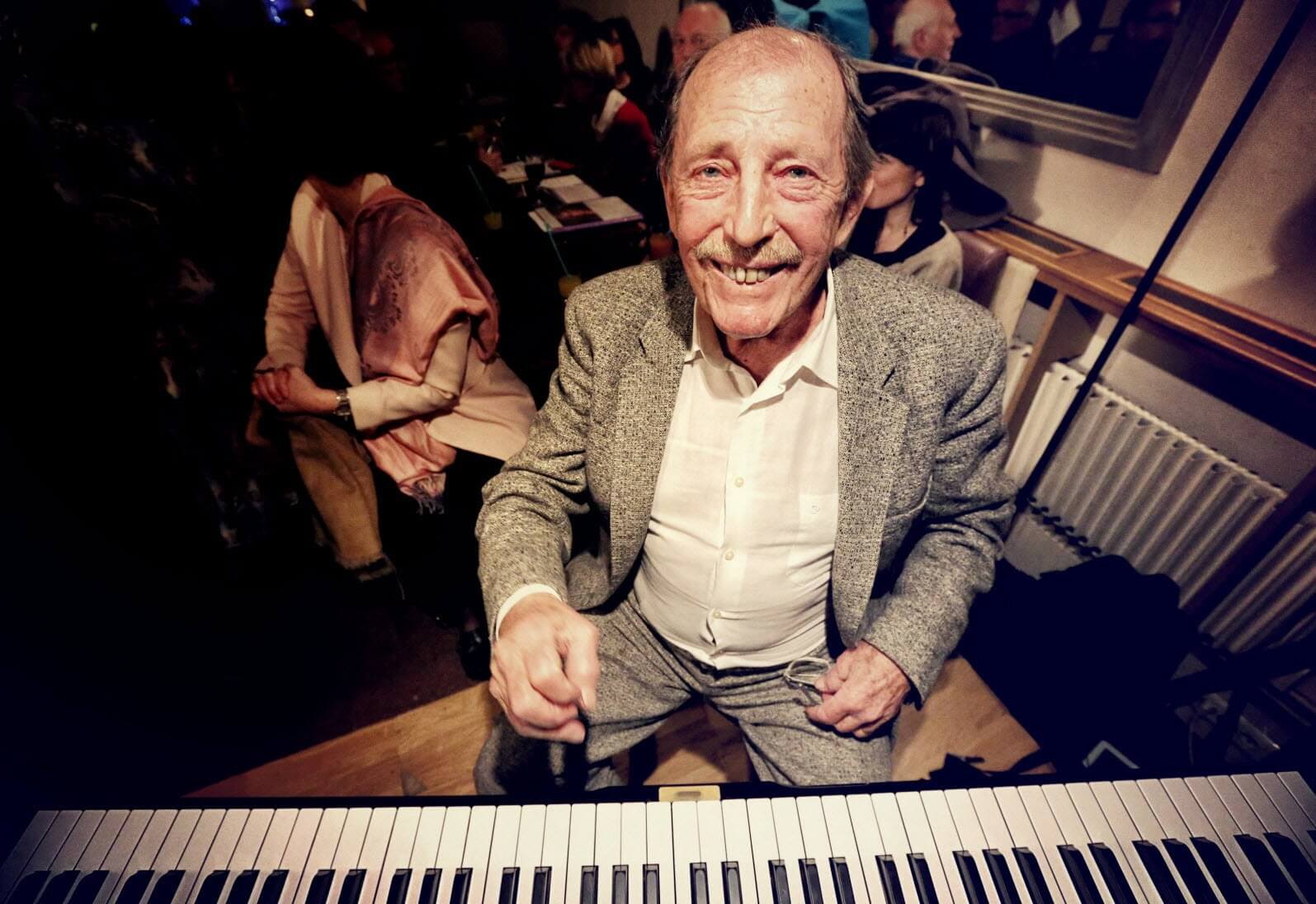 Mort de Charly Oleg : le pianiste de &quot;Tournez manège !&quot; tire sa révérence à 94 ans