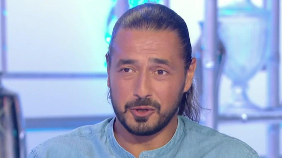 Moundir victime d’une violente colique néphrétique, il donne de ses nouvelles après l’opération