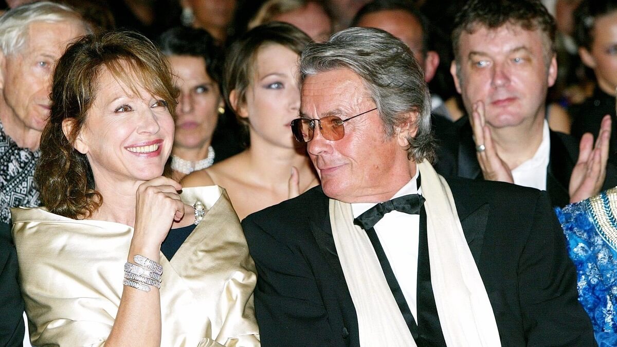 Laura Smet évoque la relation entre Nathalie Baye et Alain Delon : "Ils ont été très proches"