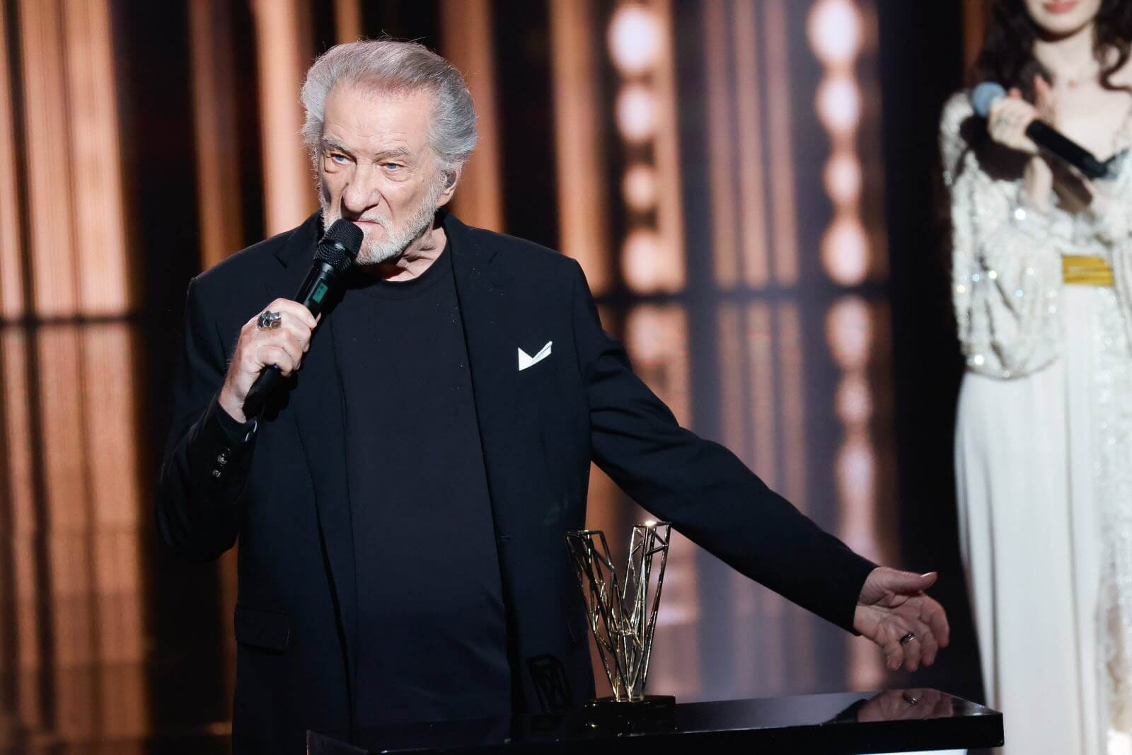 Eddy Mitchell hospitalisé en secret : nouvelles révélations sur son état de santé &quot;Il doit respecter…&quot;